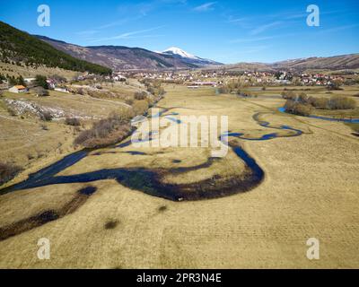 Draufsicht über einen herrlichen, wunderschönen Fluss mit Serpentinen. Lebendige Farben und wunderschöne Landschaft. Hintergrund und Texturen. Stockfoto