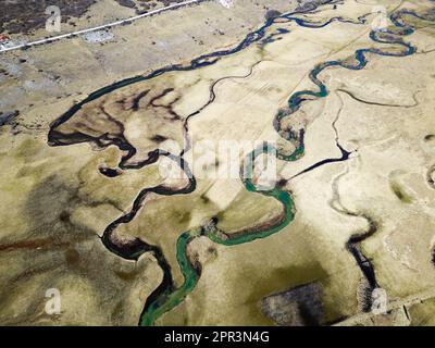 Draufsicht über einen herrlichen, wunderschönen Fluss mit Serpentinen. Lebendige Farben und wunderschöne Landschaft. Hintergrund und Texturen. Stockfoto