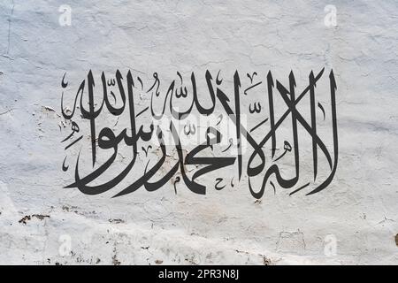 Flagge der Taliban. Afghanische Flagge, Afghanistan in der Macht der Taliban. Die Aufschrift „Shahada“ steht auf der weißen Flagge.al-Qaida Stockfoto