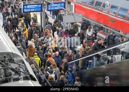 Züge, Passagiere, Bahnsteig, Bahnhofshalle, Hauptbahnhof, Hamburg, Deutschland Stockfoto