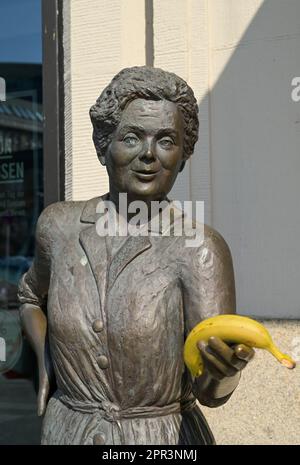 Bronze-Figur Heidi Kabel, Ohnsorg-Theater, Heidi-Kabel-Platz, Hamburg, Deutschland Stockfoto