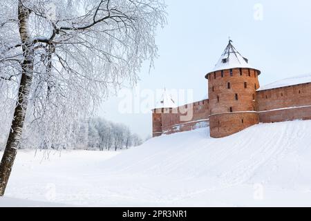 Nowgorod Kreml in kalten Winter verschneiten Tag in Weliki Nowgorod, Russland. Winterlandschaft von Nowgorod der große. Stockfoto