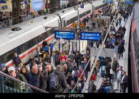 Züge, Passagiere, Bahnsteig, Bahnhofshalle, Hauptbahnhof, Hamburg, Deutschland Stockfoto