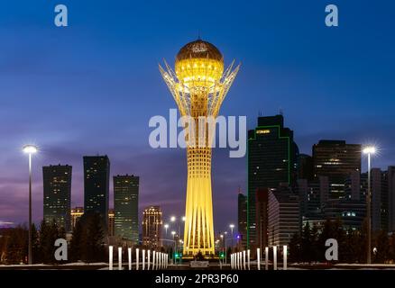 Silhouetten von Wolkenkratzern bei Sonnenuntergang in der Innenstadt von Astana in Kasachstan. Astana ist die Hauptstadt Kasachstans. Stockfoto