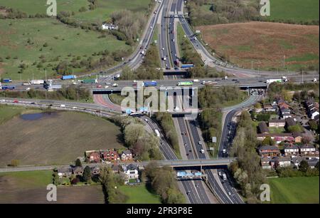 Simister Island, Kreuzung 18 der M62 & Kreuzung 4 der M66 Autobahn in Whitefield, Manchester M25 2RS (von Süden nach Norden) aus der Vogelperspektive Stockfoto