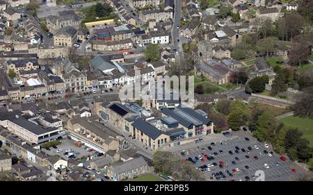 Der Skipton High Street Car Park, das Jerry Croft-Geschäft und das Rathaus im Stadtzentrum von Skipton, North Yorkshire, aus der Vogelperspektive Stockfoto