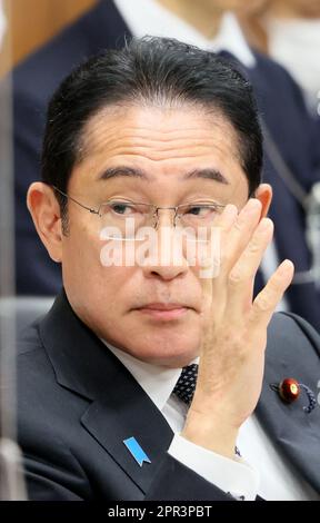 Tokio, Japan. 26. April 2023. Der japanische Ministerpräsident Fumio Kishida erhebt seine Hand, um eine Frage auf der Sitzung des Wirtschafts-, Handels- und Industriekomitees des Unterhauses beim National Diet am Mittwoch, den 26. April 2023 in Tokio zu beantworten. (Foto: Yoshio Tsunoda/AFLO) Stockfoto