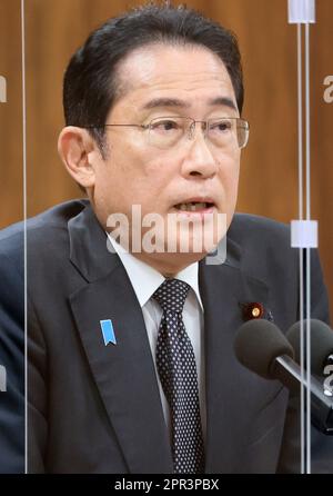 Tokio, Japan. 26. April 2023. Der japanische Premierminister Fumio Kishida beantwortet am Mittwoch, den 26. April 2023, eine Frage in der Sitzung des Wirtschafts-, Handels- und Industriekomitees des Unterhauses im National Diet in Tokio. (Foto: Yoshio Tsunoda/AFLO) Stockfoto