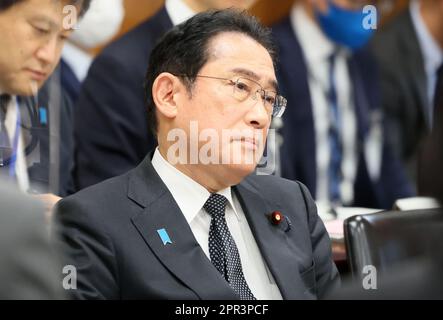 Tokio, Japan. 26. April 2023. Der japanische Ministerpräsident Fumio Kishida hört sich eine Frage in der Sitzung des Wirtschafts-, Handels- und Industriekomitees des Unterhauses am Mittwoch, den 26. April 2023, im National Diet in Tokio an. (Foto: Yoshio Tsunoda/AFLO) Stockfoto