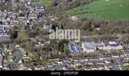 Luftaufnahme der Zentrale der Skipton Building Society und Skipton Castle auf der linken Seite, North Yorkshire, Großbritannien Stockfoto