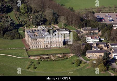 Blick aus der Vogelperspektive auf Wentworth Castle & Gardens, Barnsley, South Yorkshire. Das Haupthaus wird vom Northern College genutzt. Die Studentenhäuser sind hier rechts. Stockfoto