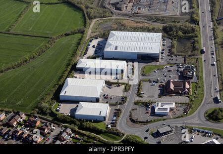 Luftaufnahme von Industriegebieten und Entwicklungsland entlang der A6195 Road in Hoyland bei Barnsley, South Yorkshire Stockfoto