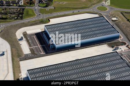 Luftaufnahme von zwei neuen Vertriebslagern, die auf der A6135 östlich der Kreuzung 36 der Autobahn M1 Hoyland, Barnsley, South Yorkshire erbaut wurden Stockfoto