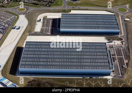 Luftaufnahme von zwei neuen Vertriebslagern, die auf der A6135 östlich der Kreuzung 36 der Autobahn M1 Hoyland, Barnsley, South Yorkshire erbaut wurden Stockfoto