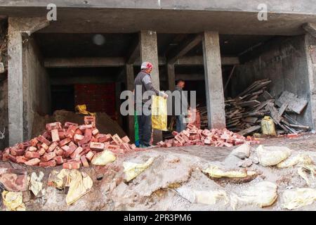 Indien, Dharamsala - 10. März 2018: Bauarbeiter zum Bau eines mehrstöckigen Gebäudes Stockfoto