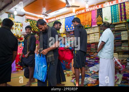 Indien, Kanyakumari - 16. Januar 2016: Indische Pilger aus Tamil Nadu in safranschwarzem Dhoti, Anhänger des Hindu-Kults Ayyappa, der weltgrößten Massenpilge Stockfoto