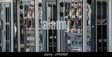 Perm, Russland - 25. April 2023: Horizontaler Hintergrund: Elektrische Geräte, Ladestationen im Bau Stockfoto