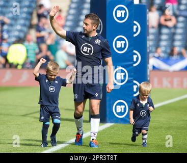 Aktenfoto vom 24.-08-2019 von Schottlands Greig Laidlaw applaudiert den Unterstützern. Der ehemalige schottische Kapitän und der halbherzige Greig Laidlaw kündigten seinen Rückzug aus dem Rugby an. Ausgabedatum: Mittwoch, 26. April 2023. Stockfoto