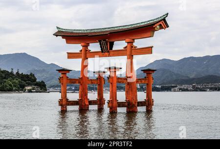 Japanisches Torii-Tor am Itsukushima-Schrein, Miyajima-Insel, Hiroshima-Bucht, Teil der drei Ausblicke auf die Höhepunkte Japans, die berühmtesten landschaftlichen Sehenswürdigkeiten Stockfoto