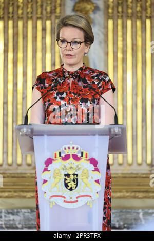 Brüssel, Den 26. April 2023 Königin Mathilde von Belgien hält eine Rede bei der Verleihung des Mathilde-Königspreises "ISEE/IDO/IDO" des Queen Mathilde Fund im Königspalast in Brüssel am Mittwoch, den 26. April 2023. Der Queen Mathilde Fund unterstützt jährlich Dutzende von Initiativen in Belgien, die sozial schwache Kinder und Jugendliche stärken. Das Projekt mit dem Titel „Ich SEHE, IDEE, ich TUE“ bietet speziell Unterstützung und professionelle Beratung für junge Menschen, die nach Lösungen für lokale Herausforderungen suchen und damit das Unternehmertum junger Menschen fördern wollen. Kurz vor der Preisverleihung Stockfoto