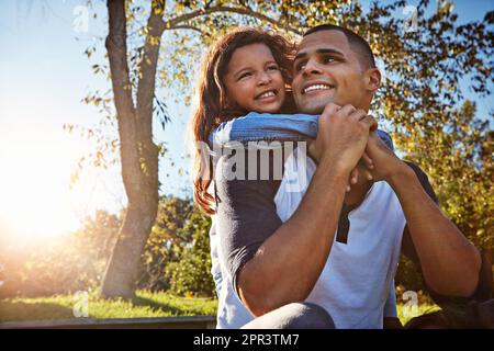 Jeder gemeinsame Moment zählt. Ein glücklicher Vater und eine glückliche Tochter, die Zeit zusammen im Freien verbringen. Stockfoto