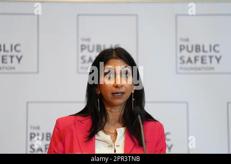 Innenministerin Suella Braverman hält eine Rede über Polizeiarbeit in der Reflexionsgruppe der Public Safety Foundation im Zentrum von London, nachdem die Daten des Innenministeriums veröffentlicht wurden, die bestätigen, ob das Ziel, 20.000 Polizeibeamte zu rekrutieren, erreicht wurde. Bilddatum: Mittwoch, 26. April 2023. Stockfoto