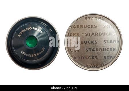 Starbucks Espresso Roast Kaffeekapseln Kaffeepads von Nespresso isoliert auf weißem Hintergrund Stockfoto