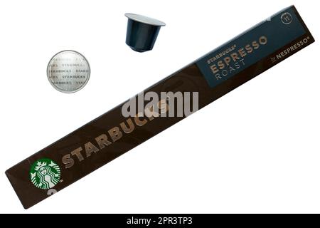 Schachtel Starbucks Espresso Roast Kaffeekapseln mit Nespresso, aus der zwei Kapseln entfernt wurden, isoliert auf weißem Hintergrund Stockfoto