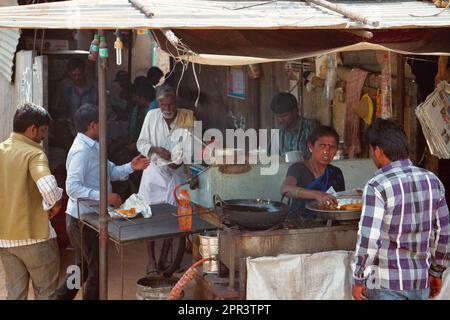 Indien, Vellore - 1. Februar 2016: Indisches Straßencafé als europäisches Bistro für schnelle Snacks Stockfoto