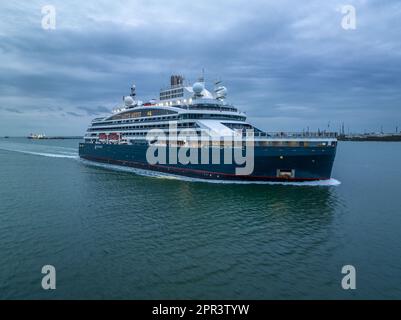 Le Commandant Charcot ist ein eisbrechendes Kreuzfahrtschiff, das von der französischen Reederei Compagnie du Ponant betrieben wird. Ankunft am Hafen von Southampton Stockfoto