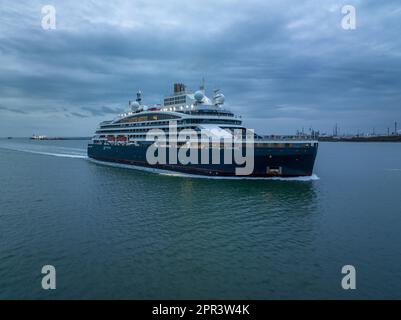 Le Commandant Charcot ist ein eisbrechendes Kreuzfahrtschiff, das von der französischen Reederei Compagnie du Ponant betrieben wird. Ankunft am Hafen von Southampton Stockfoto