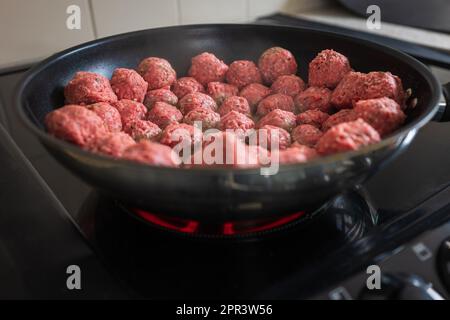 Rohes Rindfleisch und Schweinefleischbällchen, die in Wok braten Stockfoto