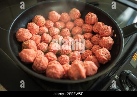 Rohes Rindfleisch und Schweinefleischbällchen, die in Wok braten Stockfoto