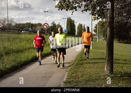 Metz, Frankreich - 20. September 2017: Morgendliche Jogginggruppe älterer Männer Stockfoto