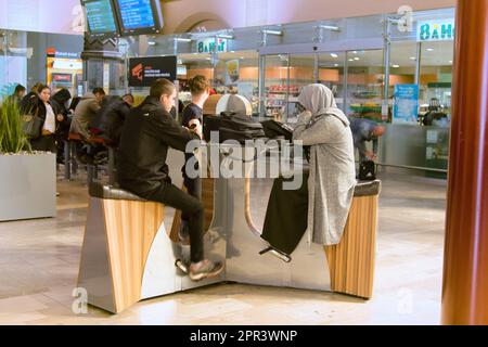 Metz, Frankreich - 20. September 2017: Mechanisches Gerät zum Aufladen von Mobiltelefonen auf dem Fahrrad, körperliche Betätigung, Beinübungen. Mechanismus Stockfoto