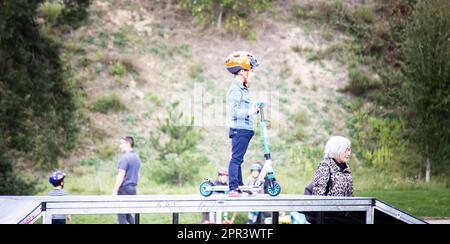 Metz, Frankreich - 20. September 2017: Ein Vorschulkind mit Roller auf einem Spaziergang Stockfoto