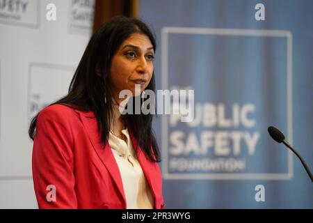 Innenministerin Suella Braverman hält eine Rede über Polizeiarbeit in der Reflexionsgruppe der Public Safety Foundation im Zentrum von London, nachdem die Daten des Innenministeriums veröffentlicht wurden, die bestätigen, ob das Ziel, 20.000 Polizeibeamte zu rekrutieren, erreicht wurde. Bilddatum: Mittwoch, 26. April 2023. Stockfoto