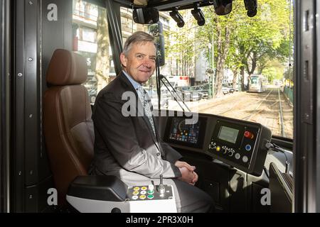 Brüssel, Belgien. 26. April 2023. brieuc de Meeûs, ceo von MIVB-STIB, stellte auf einer Pressekonferenz die STIB-MIVB Tram New Generation (TNG) am Mittwoch, den 26. April 2023 in Brüssel vor. Die Straßenbahn ist geräumiger und komfortabler, mit breiten Türen und einem niedrigen Stockwerk. Die Straßenbahn wurde so konzipiert, dass Personen mit eingeschränkter Mobilität leichter in das Fahrzeug einsteigen können und die Fahrgastbewegungen und der Komfort an Bord weiter verbessert werden. BELGA FOTO JAMES ARTHUR GEKIERE Kredit: Belga News Agency/Alamy Live News Stockfoto