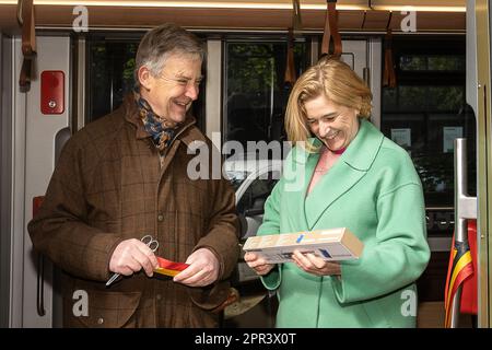 Brüssel, Belgien. 26. April 2023. mivb-STIB-ceo Brieuc de Meeûs und Brüsseler Mobilitätsminister Elke Van den Brandt bildeten auf einer Pressekonferenz die STIB-MIVB Tram New Generation (TNG) am Mittwoch, den 26. April 2023 in Brüssel. Die Straßenbahn ist geräumiger und komfortabler, mit breiten Türen und einem niedrigen Stockwerk. Die Straßenbahn wurde so konzipiert, dass Personen mit eingeschränkter Mobilität leichter in das Fahrzeug einsteigen können und die Fahrgastbewegungen und der Komfort an Bord weiter verbessert werden. BELGA FOTO JAMES ARTHUR GEKIERE Kredit: Belga News Agency/Alamy Live News Stockfoto