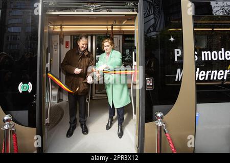 Brüssel, Belgien. 26. April 2023. MIVB-STIB-ceo Brieuc de Meeûs Brüssel, Minister für Mobilität Elke Van den Brandt, und ein Foto auf einer Pressekonferenz zur Vorstellung der STIB-MIVB Tram New Generation (TNG), Mittwoch, den 26. April 2023 in Brüssel. Die Straßenbahn ist geräumiger und komfortabler, mit breiten Türen und einem niedrigen Stockwerk. Die Straßenbahn wurde so konzipiert, dass Personen mit eingeschränkter Mobilität leichter in das Fahrzeug einsteigen können und die Fahrgastbewegungen und der Komfort an Bord weiter verbessert werden. BELGA FOTO JAMES ARTHUR GEKIERE Kredit: Belga News Agency/Alamy Live News Stockfoto