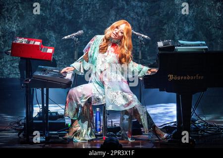 Oslo, Norwegen. 25. April 2023. Der amerikanische Sänger, Songwriter und Pianist Tori Amos führt ein Live-Konzert im Oslo Konserthus in Oslo auf. (Foto: Gonzales Photo/Alamy Live News Stockfoto