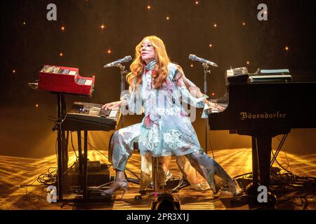 Oslo, Norwegen. 25. April 2023. Der amerikanische Sänger, Songwriter und Pianist Tori Amos führt ein Live-Konzert im Oslo Konserthus in Oslo auf. (Foto: Gonzales Photo/Alamy Live News Stockfoto