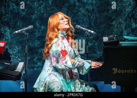 Oslo, Norwegen. 25. April 2023. Der amerikanische Sänger, Songwriter und Pianist Tori Amos führt ein Live-Konzert im Oslo Konserthus in Oslo auf. (Foto: Gonzales Photo/Alamy Live News Stockfoto