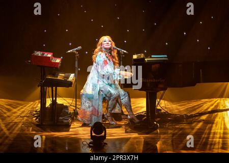 Oslo, Norwegen. 25. April 2023. Der amerikanische Sänger, Songwriter und Pianist Tori Amos führt ein Live-Konzert im Oslo Konserthus in Oslo auf. (Foto: Gonzales Photo/Alamy Live News Stockfoto