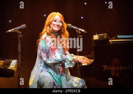 Oslo, Norwegen. 25. April 2023. Der amerikanische Sänger, Songwriter und Pianist Tori Amos führt ein Live-Konzert im Oslo Konserthus in Oslo auf. (Foto: Gonzales Photo/Alamy Live News Stockfoto