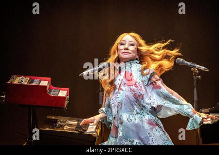 Oslo, Norwegen. 25. April 2023. Der amerikanische Sänger, Songwriter und Pianist Tori Amos führt ein Live-Konzert im Oslo Konserthus in Oslo auf. (Foto: Gonzales Photo/Alamy Live News Stockfoto