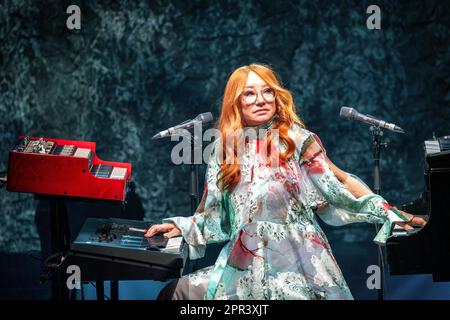 Oslo, Norwegen. 25. April 2023. Der amerikanische Sänger, Songwriter und Pianist Tori Amos führt ein Live-Konzert im Oslo Konserthus in Oslo auf. (Foto: Gonzales Photo/Alamy Live News Stockfoto