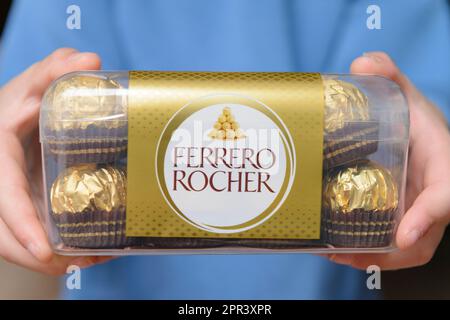 Arahal. Sevilla. Spanien. 18. März 2023. Nahaufnahme eines Kindes, das eine Schachtel Pralinen von Ferrero Rocher hält. Übermäßiger Konsum von Zuckerdose h Stockfoto