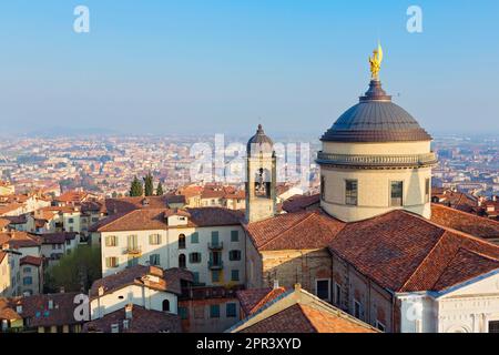 Panoramablick auf die mittelalterliche Stadt Bergamo in der Lombardei, Italien Stockfoto