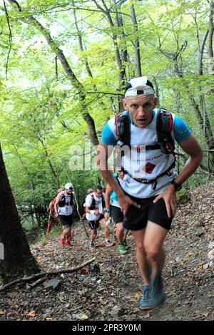 Ultra Tour 4 des Massifs. Trail-Running-Marathon UT4M. Rasen Sie durch die Berge um Grenoble, Frankreich. Vvbvanbree Fotografie Stockfoto